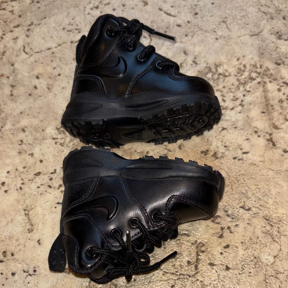 Nike Kids Manoa LTR Boots in Black - Picture 7 of 10